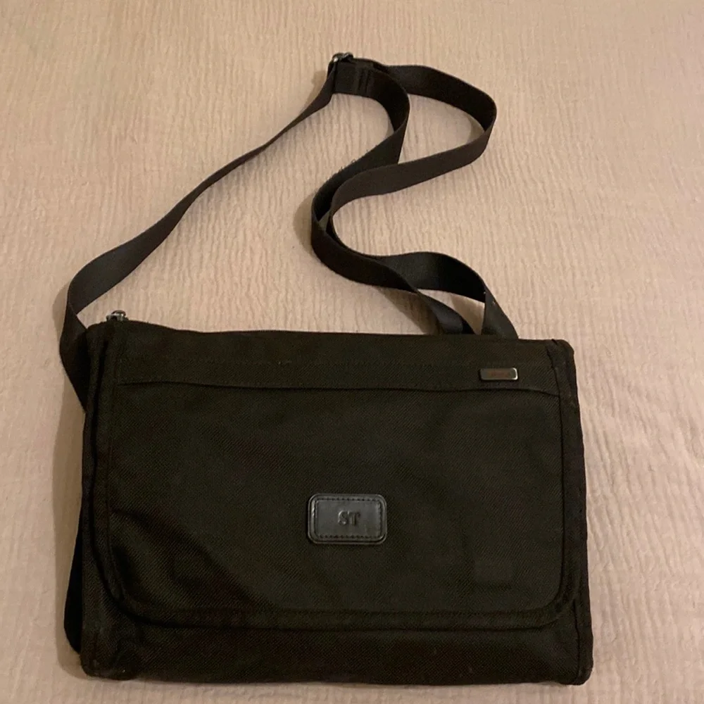 Tumi Alpha Slim Expandable Messenger Bag Black Ballistic Nylon Flip Over 22177DH
